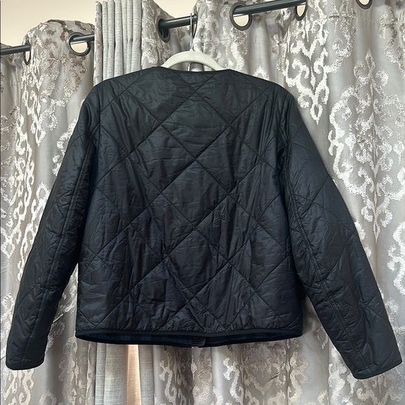 Burberry Black Bomber Jacket with Quilted Design and Full-Length Zipper - Picture 3 of 10